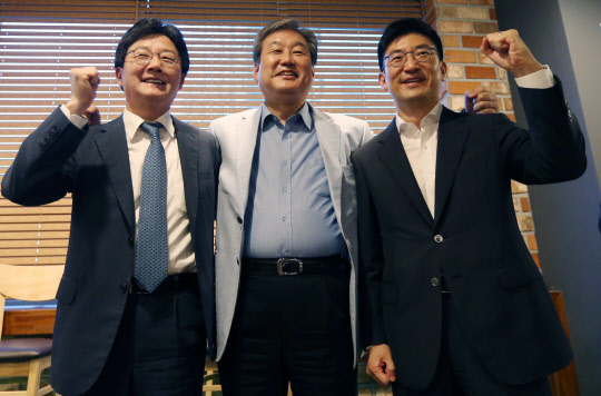 바른 정당 김무성(가운데), 유승민 의원(왼쪽)과 김세연 정책위의장이 26일 오후 부산 수영구 지우메디팰리스에 열린 당원과 함께하는 한 여름밤의 토크쇼에서 파이팅을 외치고 있다.